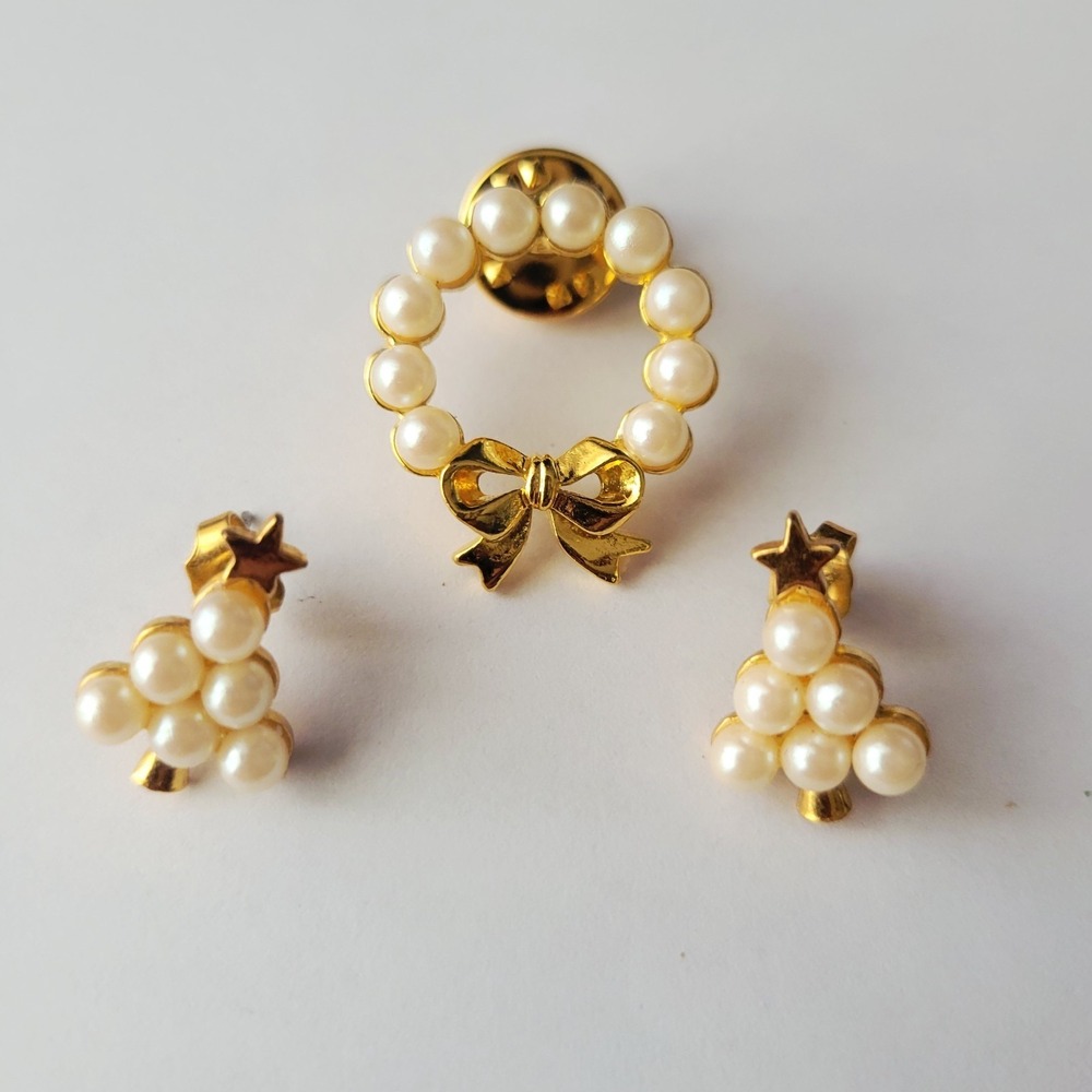 Vintage Faux Pearls Christmas‎ Wreath Pin And Tree Earrings Set Gold Tone Avon?